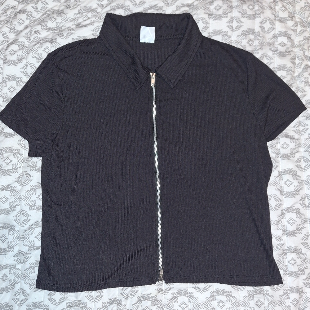 🪷3/$25 Zippered Black Crop Top. L